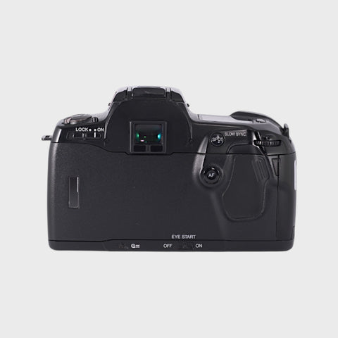 Minolta Dynax 700si 35mm SLR film camera with 35-70mm 3.5-4.5 zoom lens