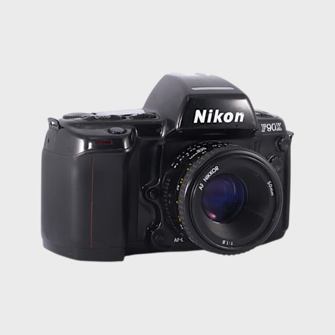 avec boîte: Nikon F90X, Reflex 35mm argentique  objectif 50 mm f/1,8