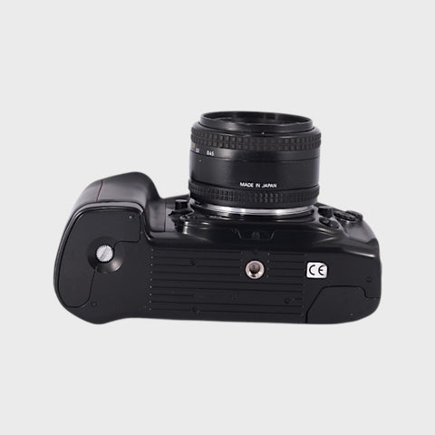 avec boîte: Nikon F90X, Reflex 35mm argentique  objectif 50 mm f/1,8